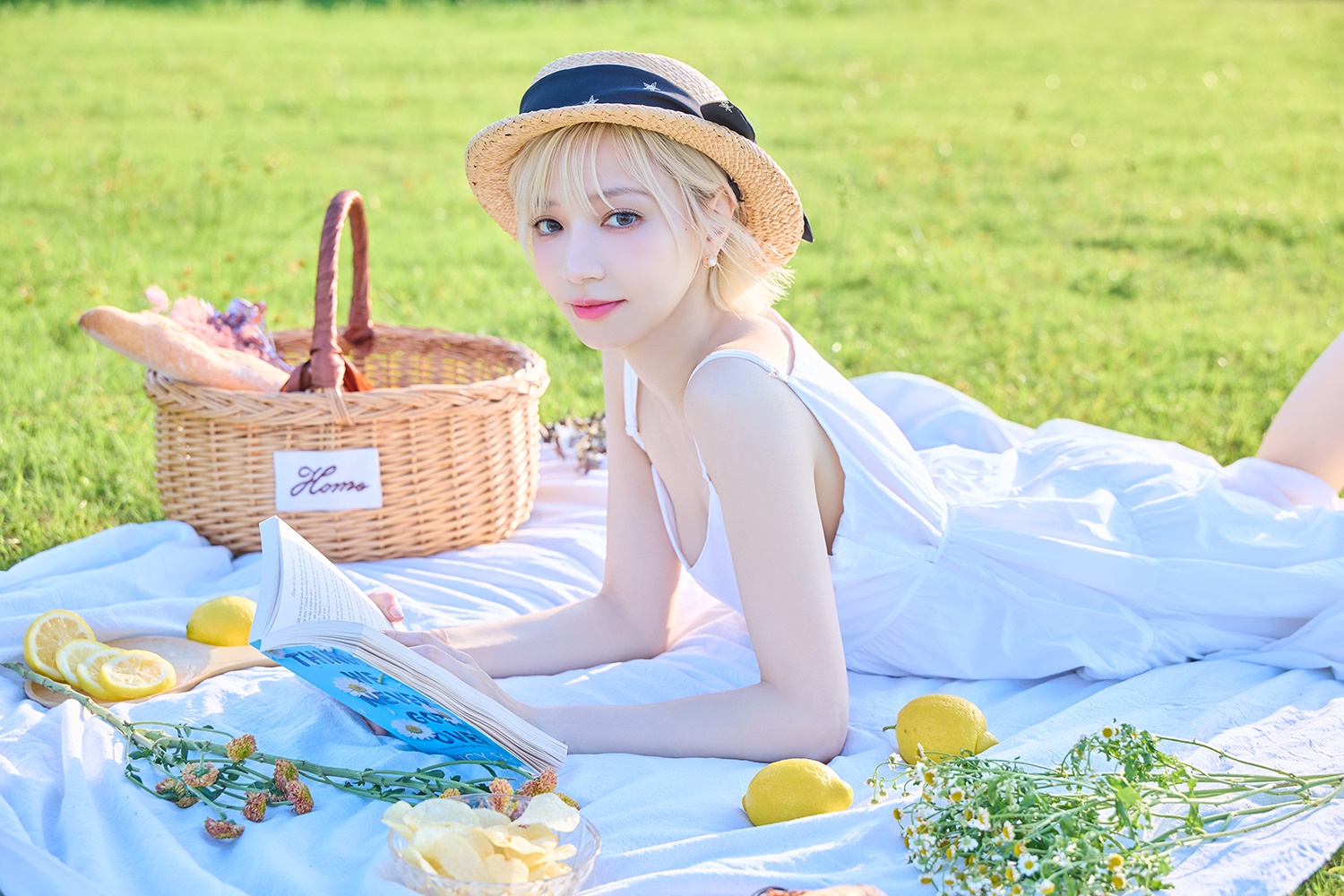 【限量親簽照】Babe Fantasy‧寶兒寫真書【隨書附贈寫真海報(四款隨機投入一款)】